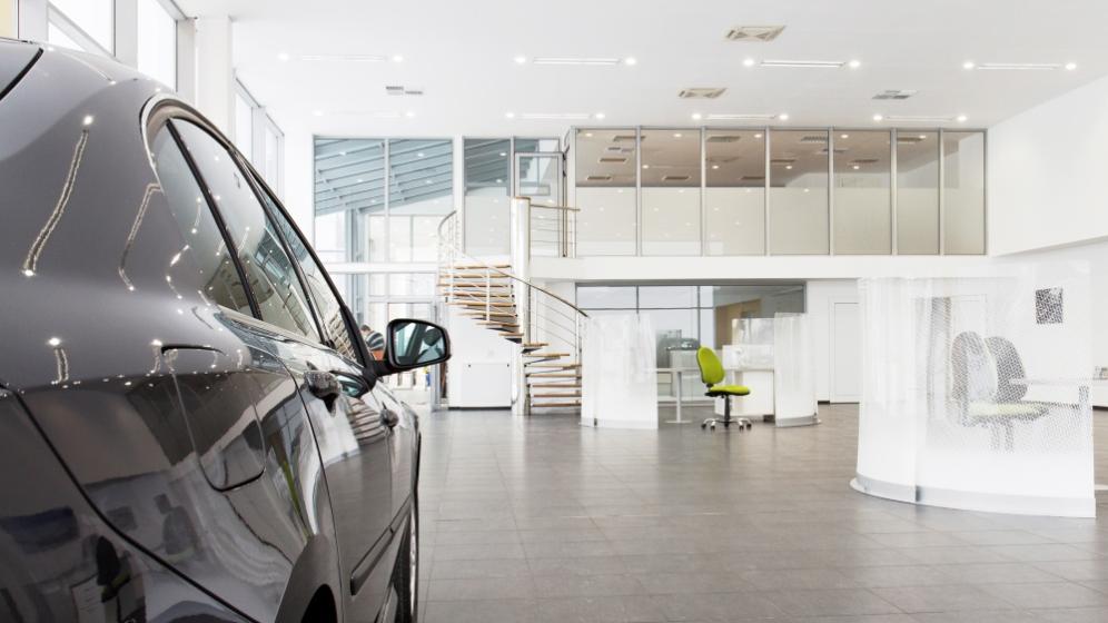 L'éclairage idéal pour les concessionnaires automobiles - entre showroom et atelier